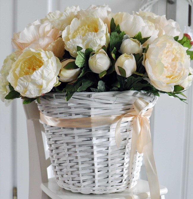 bogaty kosz z kremowymi piwoniami Provance, 50x50cm  