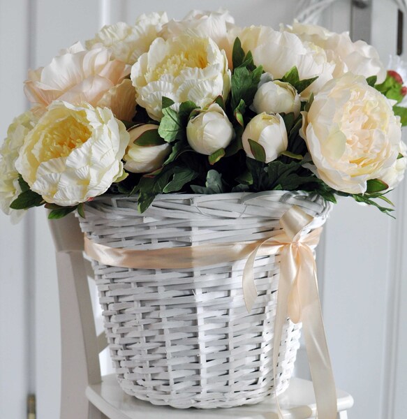 bogaty kosz z kremowymi piwoniami Provance, 50x50cm  
