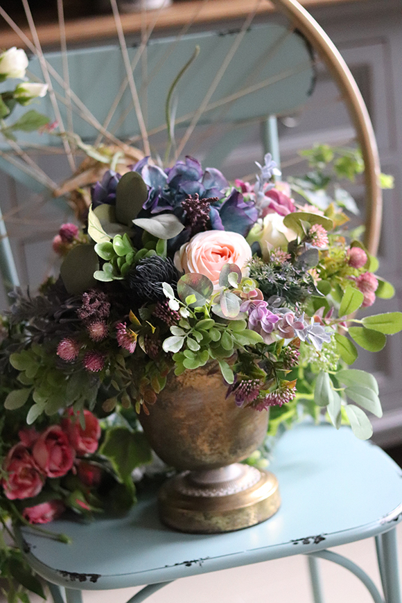 Martha, wypożyczenie kompozycji kwiatowej w złotym pucharze 1 szt., wys.36cm