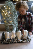 adwentowy stroik Biała Zabawa, wym.18x43x17cm 