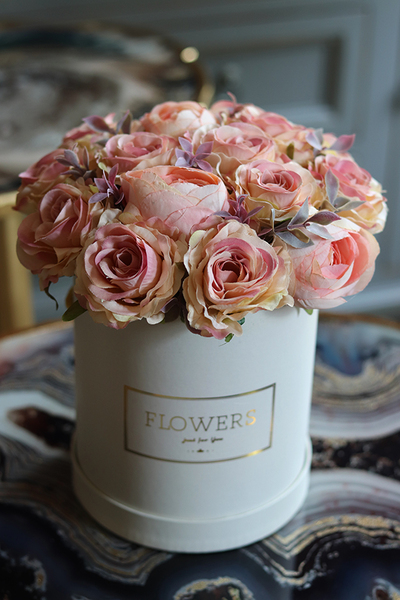 Gucciano, pastelowa kompozycja kwiatowa w białym box'ie, wym.21x25cm