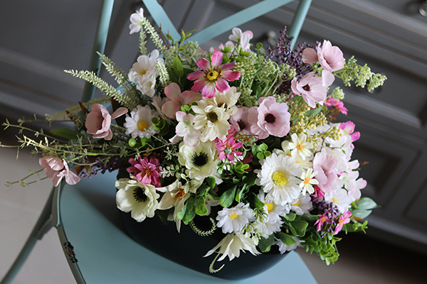 kompozycja kwiatowa / bukiet w ceramicznym naczyniu, Piękna Łąka, wys.40x50x28cm