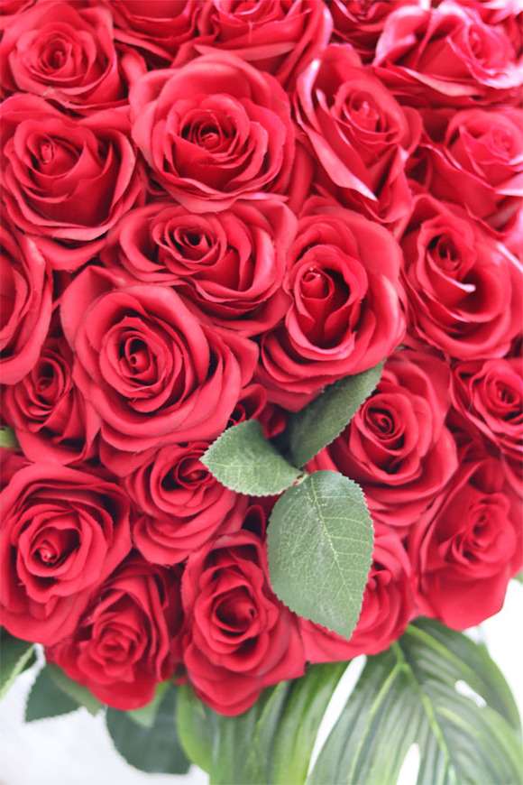 Exclusive Red Roses, dużych rozmiarów kompozycja kwiatowa w gąbce, wym. 47x50cm