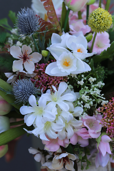 Mistre, wiosenna kompozycja kwiatowa w drewnianej skrzyneczce, wys.40cm