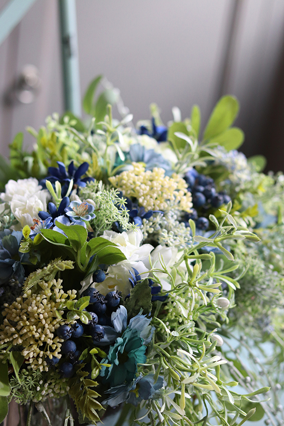 Manfredo Blue Revia, kompozycja kwiatowa w srebrnym naczyniu, wys.30cm