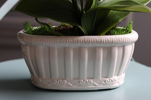 Nelia, sztuczny storczyk w białej podłużnej donicy, wys.46cm