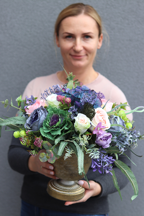 Martha, wypożyczenie kompozycji kwiatowej w złotym pucharze 1 szt., wys.36cm