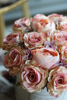 Gucciano, pastelowa kompozycja kwiatowa w białym box'ie, wym.21x25cm