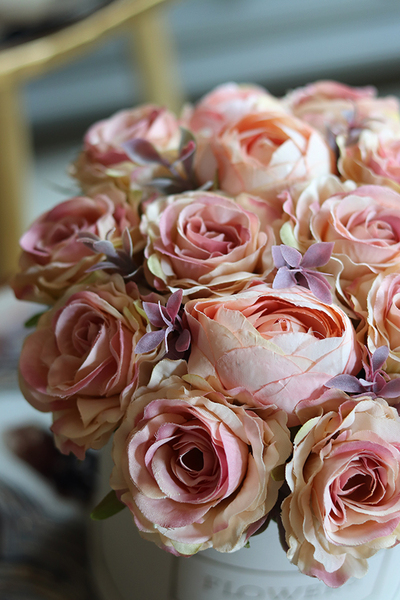 Gucciano, pastelowa kompozycja kwiatowa w białym box'ie, wym.21x25cm