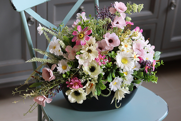 kompozycja kwiatowa / bukiet w ceramicznym naczyniu, Piękna Łąka, wys.40x50x28cm