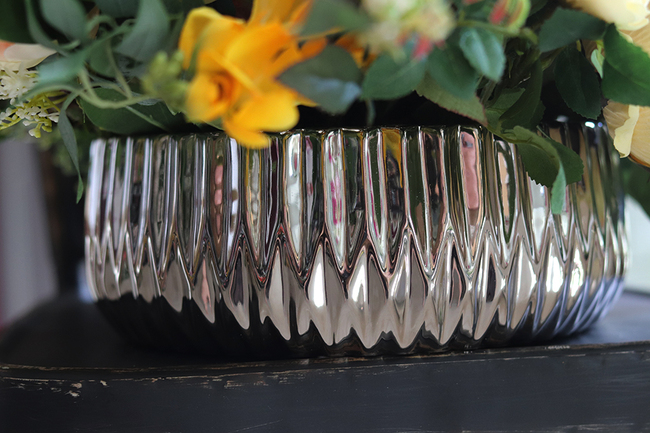 Irmina, bogata wiosenna kompozycja w srebrnej misie, wym.30x50cm