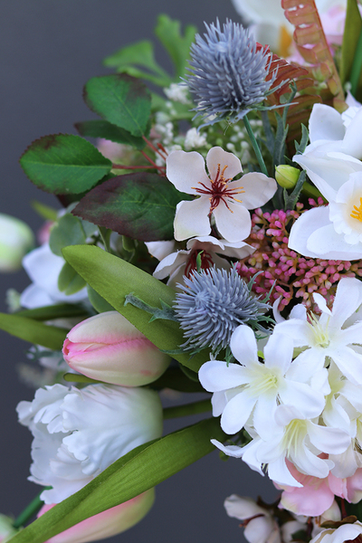 Mistre, wiosenna kompozycja kwiatowa w drewnianej skrzyneczce, wys.40cm