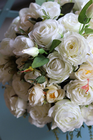 bogaty kosz z białymi różami i piwoniami, Premium Romance, wys.37cm