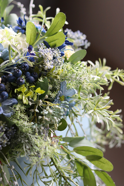 Manfredo Blue Revia, kompozycja kwiatowa w srebrnym naczyniu, wys.30cm 