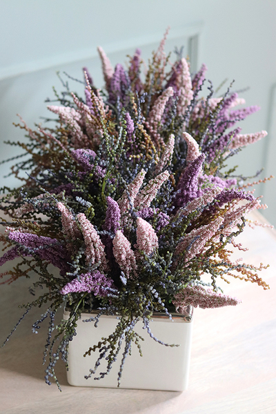 kompozycja kwiatowa w białej donicy, Wrzosy Tarasowe, wym.30x60cm  