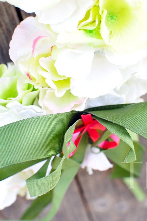 Biało-zielona Hortensja wianek na drzwi, śr.37cm 