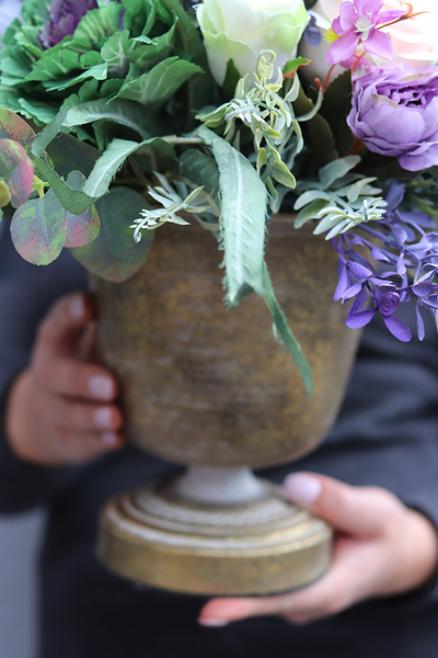 Martha, wypożyczenie kompozycji kwiatowej w złotym pucharze 1 szt., wys.36cm