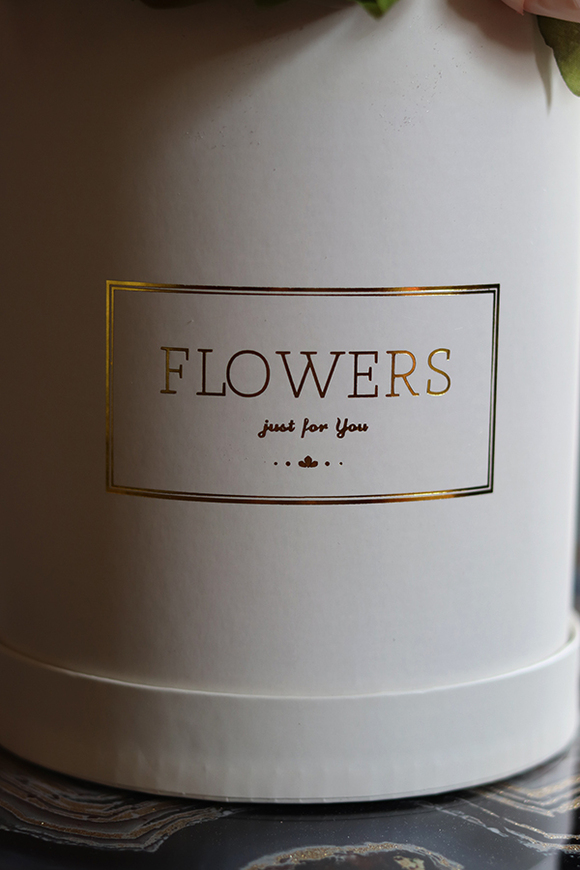 Gucciano, pastelowa kompozycja kwiatowa w białym box'ie, wym.21x25cm