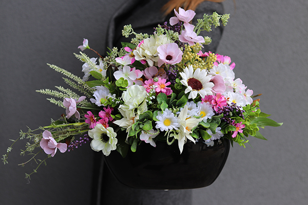 kompozycja kwiatowa / bukiet w ceramicznym naczyniu, Piękna Łąka, wys.40x50x28cm