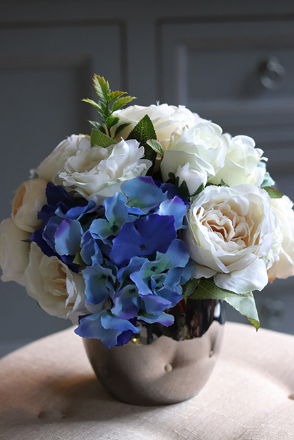 Blue Ocean, atrakcyjna kompozycja kwiatowa / bukiet, wys.28cm 
