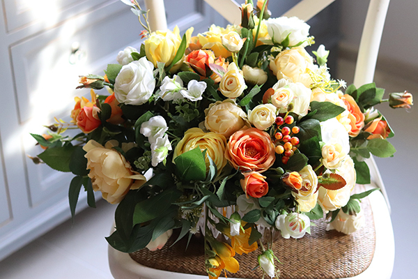 Irmina, bogata wiosenna kompozycja w srebrnej misie, wym.30x50cm