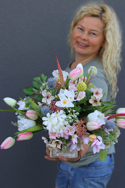 Mistre, wiosenna kompozycja kwiatowa w drewnianej skrzyneczce, wys.40cm