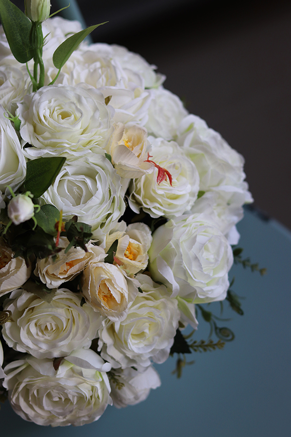 bogaty kosz z białymi różami i piwoniami, Premium Romance, wys.37cm