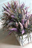 kompozycja kwiatowa w białej donicy, Wrzosy Tarasowe, wym.30x60cm  