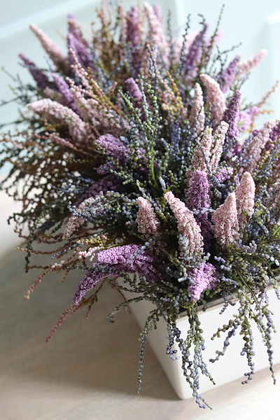 kompozycja kwiatowa w białej donicy, Wrzosy Tarasowe, wym.30x60cm  