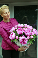 bogaty kosz z fioletoworóżowymi piwoniami Provance, 50x50cm 