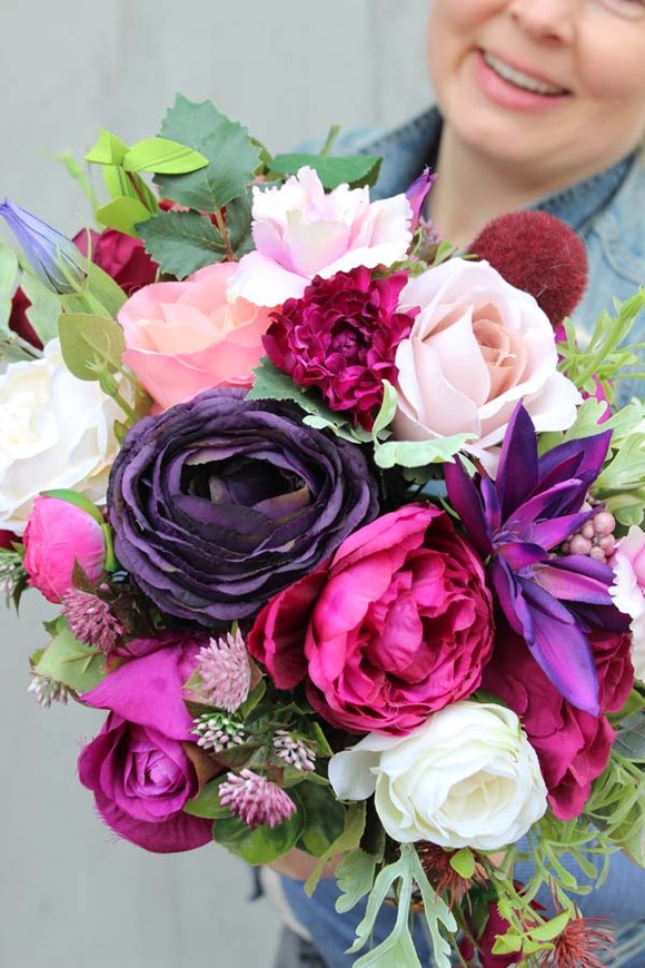 Serella kompozycja kwiatowa w czarnym naczyniu, wys.32cm