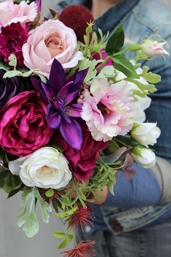 Serella kompozycja kwiatowa w czarnym naczyniu, wys.32cm