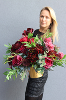 Astry Bordo, kompozycja kwiatowa nagrobna, wym.50x55x40cm