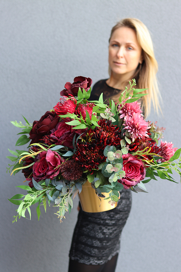 Astry Bordo, kompozycja kwiatowa nagrobna, wym.50x55x40cm