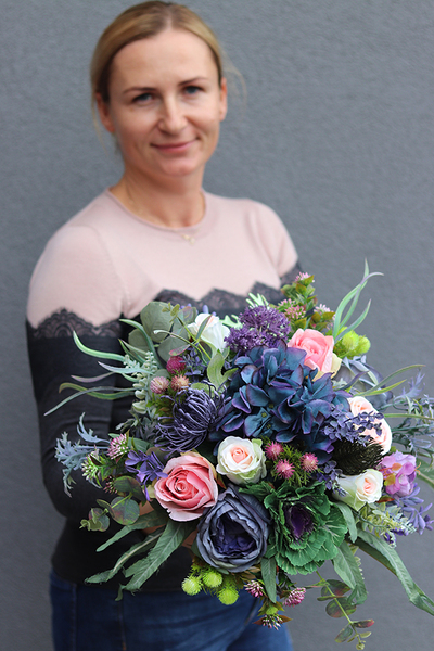 Martha, wypożyczenie kompozycji kwiatowej w złotym pucharze 1 szt., wys.36cm