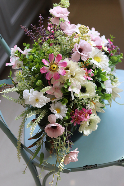 kompozycja kwiatowa / bukiet w ceramicznym naczyniu, Piękna Łąka, wys.40x50x28cm