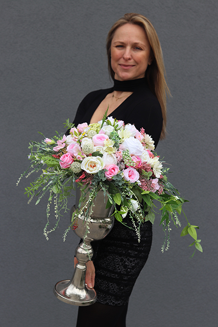 kompozycja kwiatowa Manfredo w Pucharze, wys.64cm