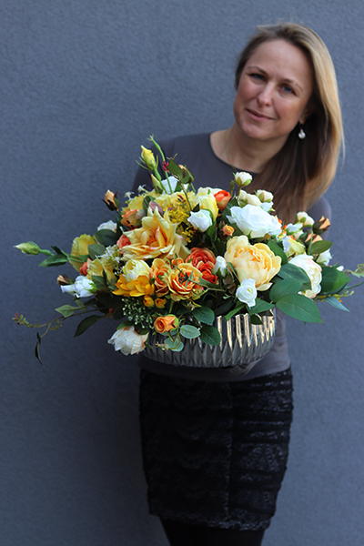 Irmina, bogata wiosenna kompozycja w srebrnej misie, wym.30x50cm