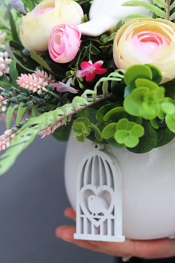 elegancka wiosenna kompozycja z klatką, Millea, wys.30cm