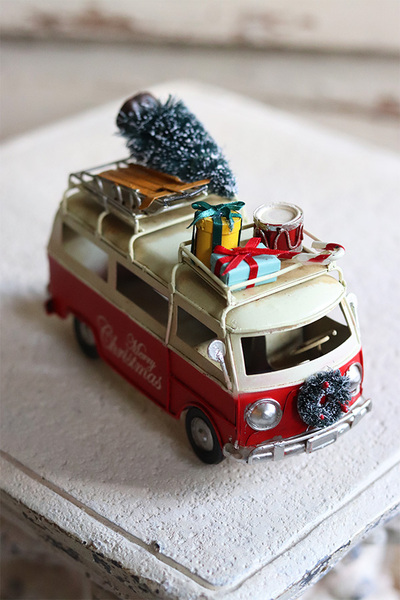 Automobil, figurka świąteczna, czerwony bus z choinką, wym.12x17x7cm