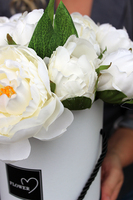 kompozycja kwiatowa / bukiet flowerbox Biała Peonia wys.27cm