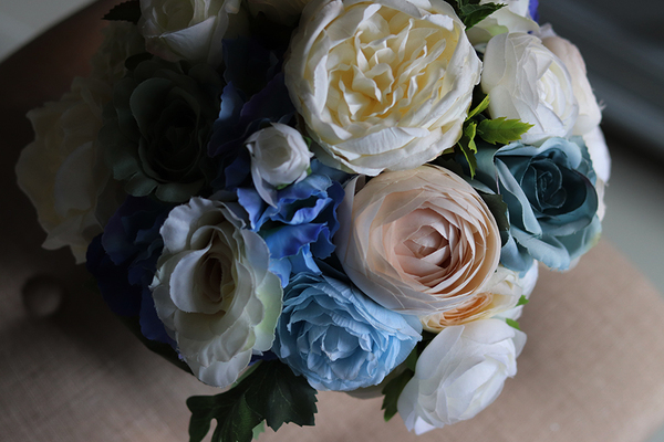 Blue Ocean, atrakcyjna kompozycja kwiatowa / bukiet, wys.28cm 