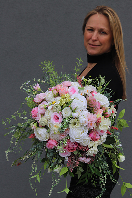 kompozycja kwiatowa Manfredo w Pucharze, wys.64cm