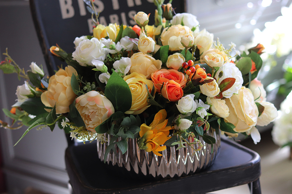 Irmina, bogata wiosenna kompozycja w srebrnej misie, wym.30x50cm