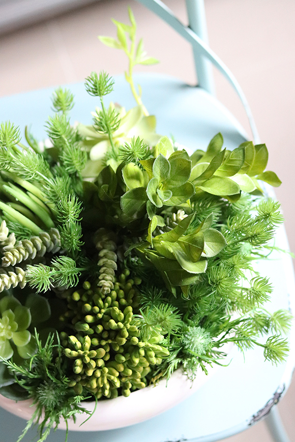 Gerrano, kompozycja sukulenty w białej misie, wys.25cm