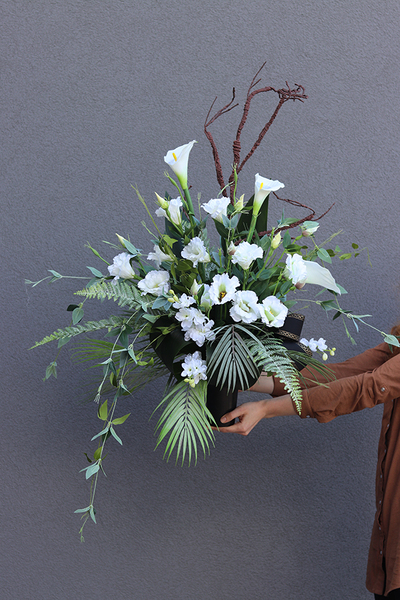 Nerusa Karlitto, bogaty bukiet nagrobny z kallą i eustomą, dł.80cm