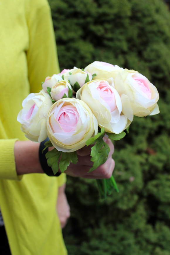 bukiet kremowych jaskrów z różowymi środkami wys.24cm