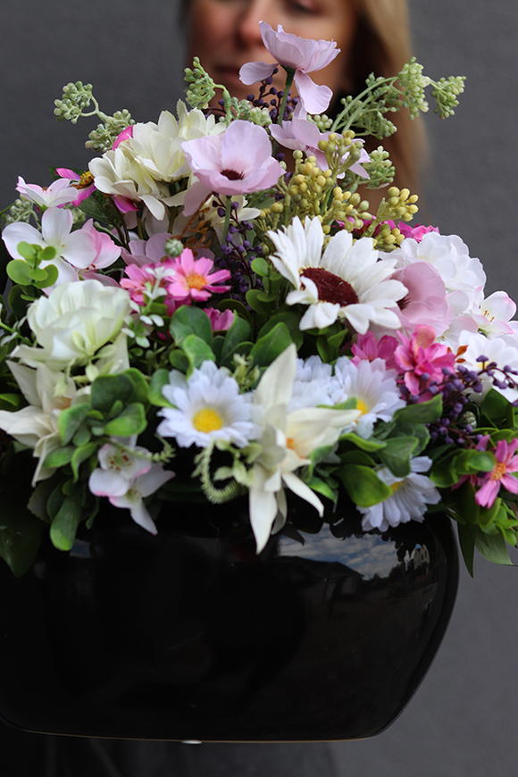 kompozycja kwiatowa / bukiet w ceramicznym naczyniu, Piękna Łąka, wys.40x50x28cm