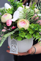 elegancka wiosenna kompozycja z klatką, Millea, wys.30cm