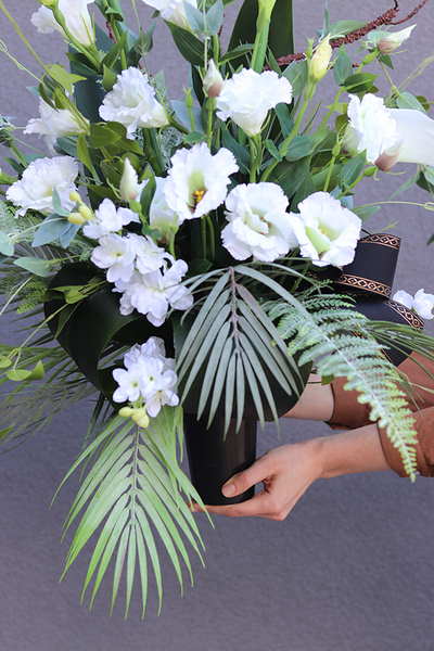 Nerusa Karlitto, bogaty bukiet nagrobny z kallą i eustomą, dł.80cm